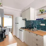 Апартаменты Bright 3br Near Kadikoey Seaside *